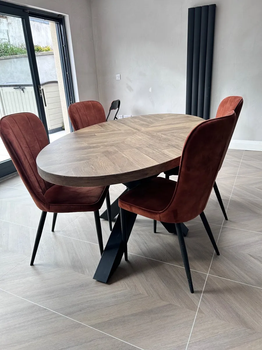 Table and chairs - Image 3