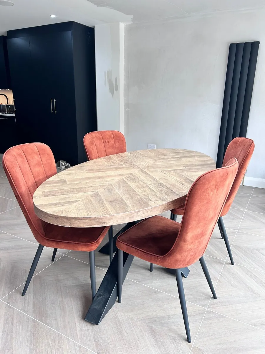 Table and chairs - Image 4