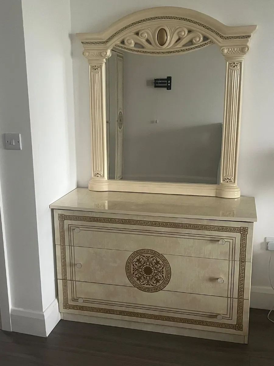 Beautiful Italian bedroom furniture set - Image 4
