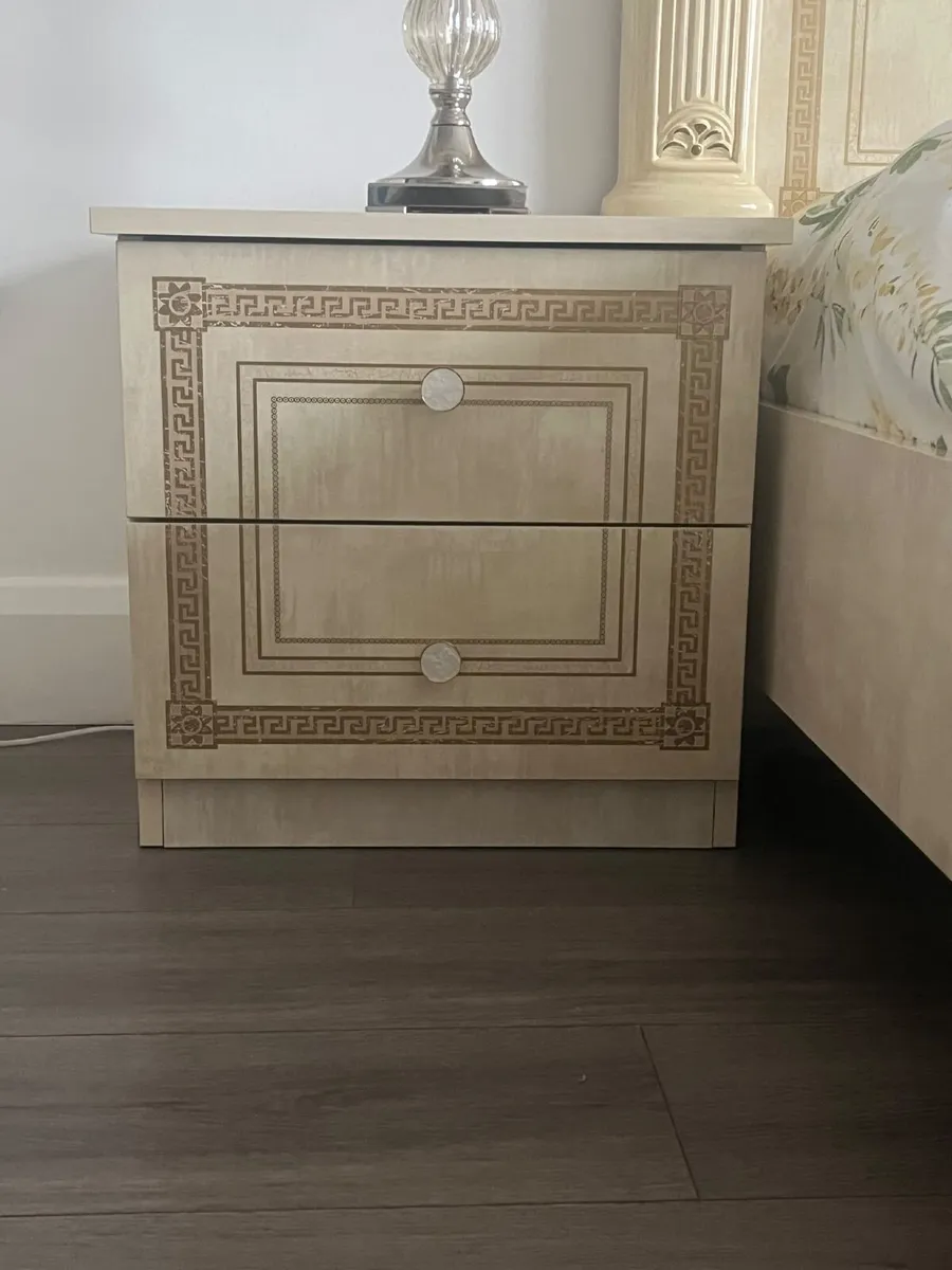 Beautiful Italian bedroom furniture set - Image 2