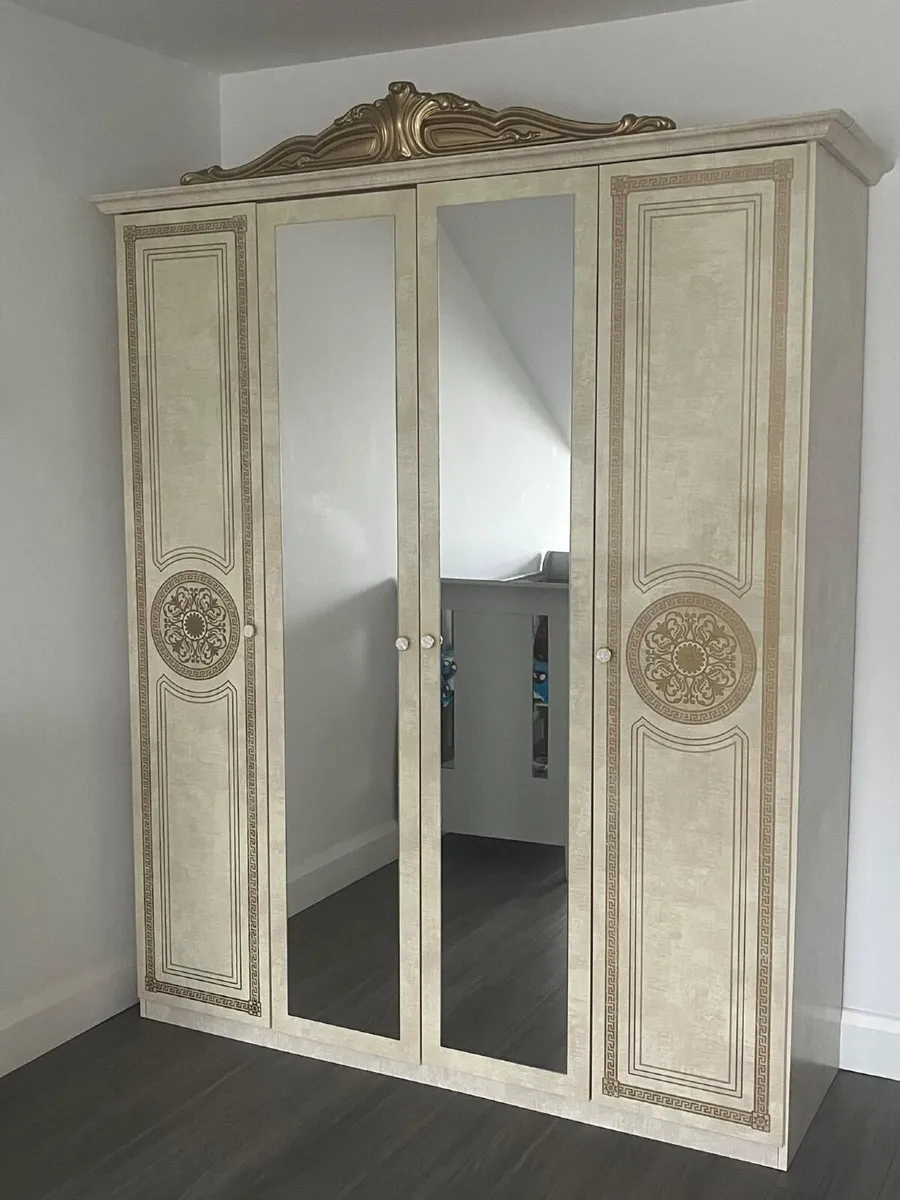 Beautiful Italian bedroom furniture set - Image 3