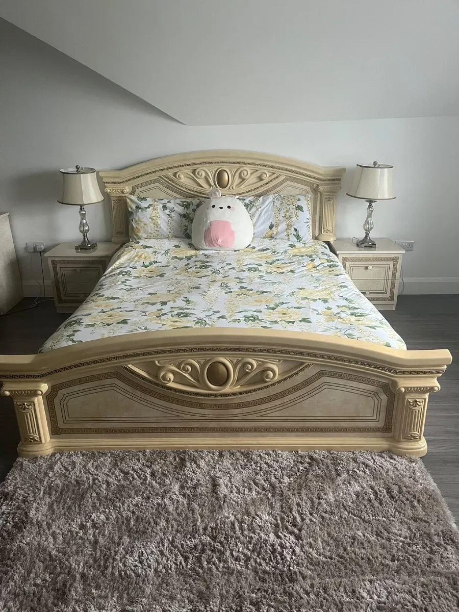 Beautiful Italian bedroom furniture set - Image 1