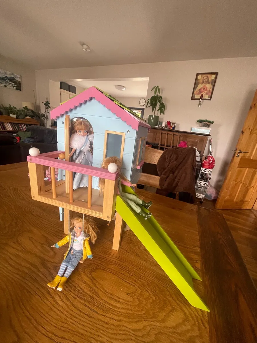 Lottie Doll tree house & 4 dolls - Image 1