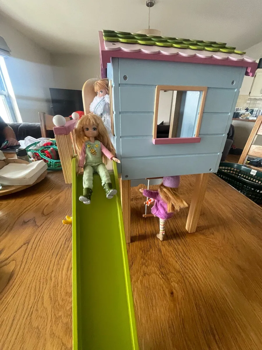 Lottie Doll tree house & 4 dolls - Image 3