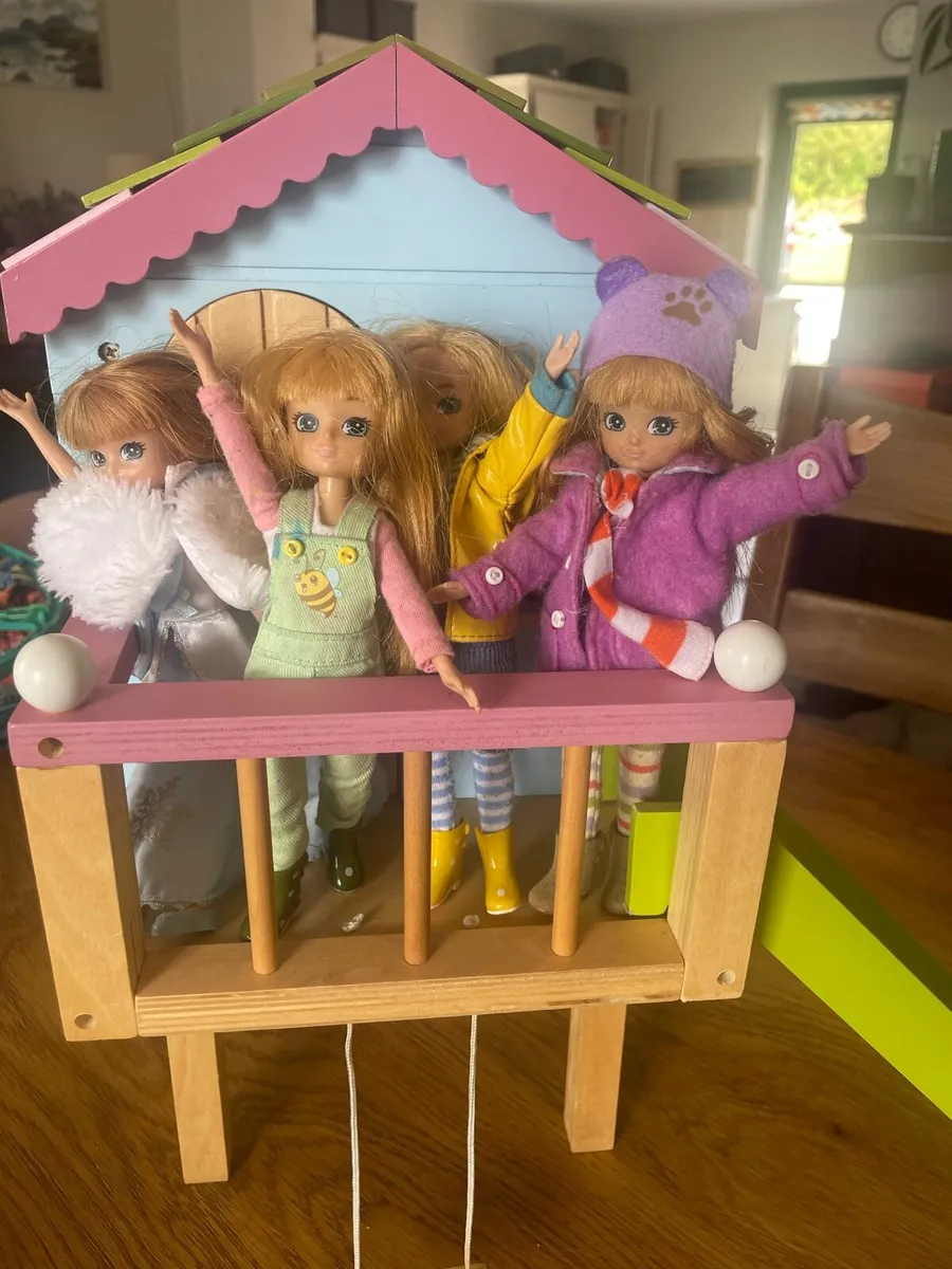 Lottie Doll tree house & 4 dolls - Image 4