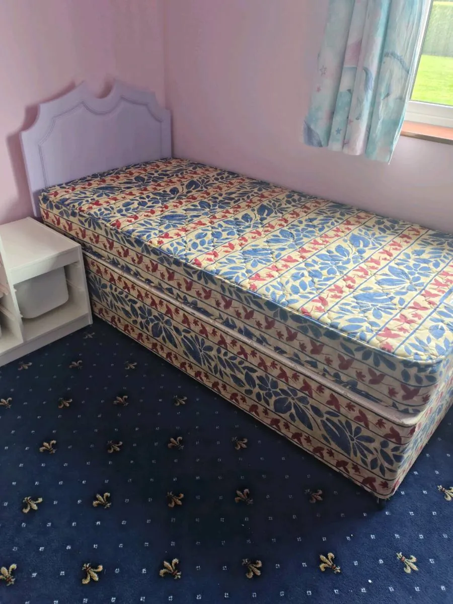 Single bed ,mattress and headboard - Image 1