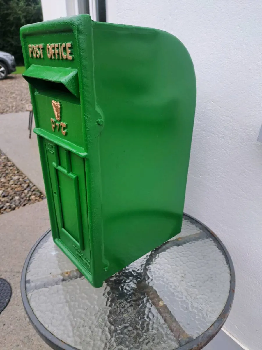 Large  cast iron post box - Image 2