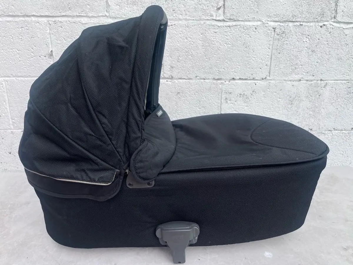 Mama's & Papas Armadillo Flip carrycot. - Image 1