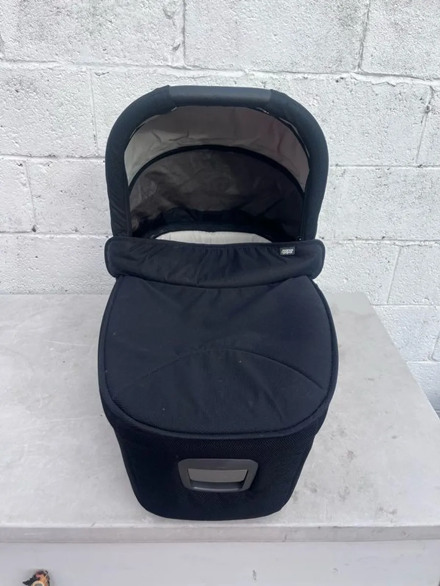 Mama's & Papas Armadillo Flip carrycot. - Image 2
