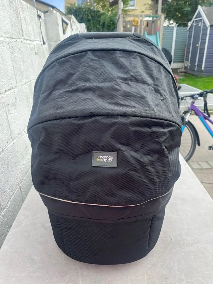 Mama's & Papas Armadillo Flip carrycot. - Image 3