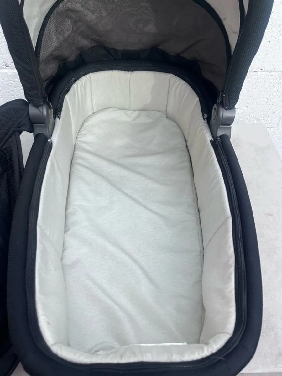 Mama's & Papas Armadillo Flip carrycot. - Image 4