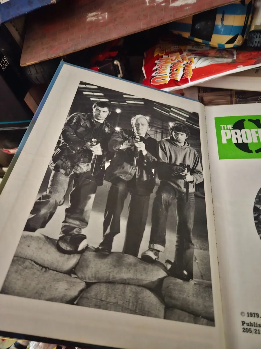 Vintage The Professionals Annual - Image 2