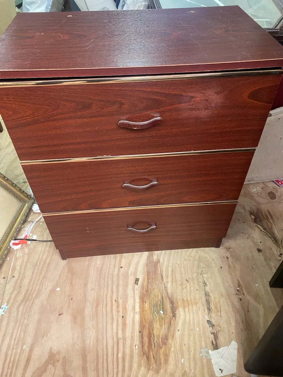 Chest of jars - Image 1