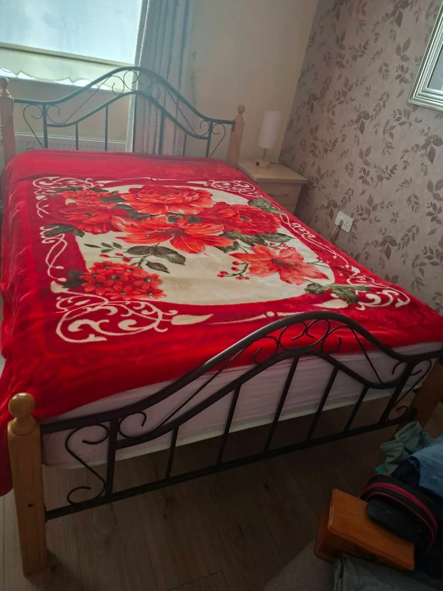 Double bed 4ft 6 - Image 1