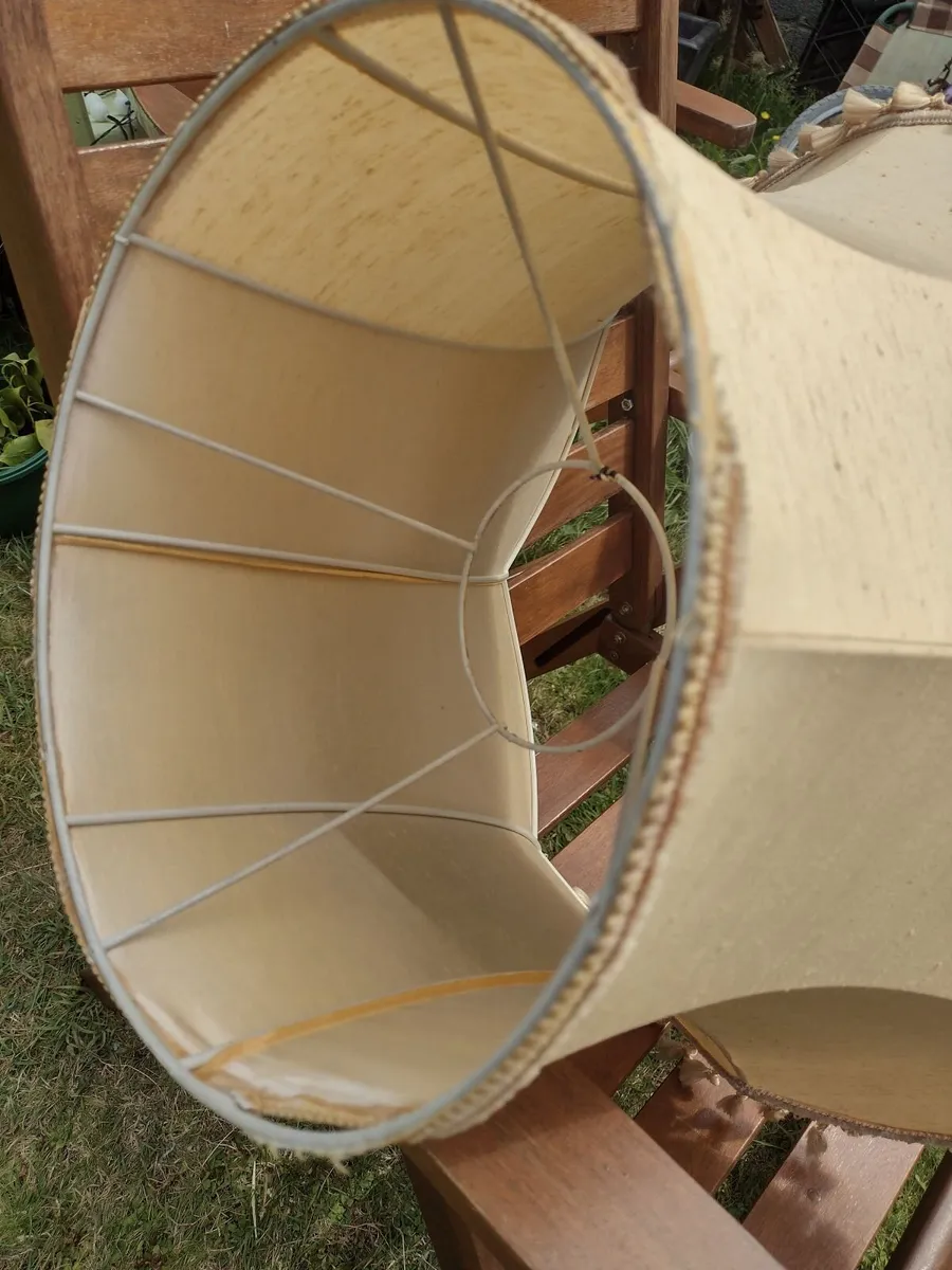 Exlarge beige 1950's floor lamp shade with fringe - Image 3