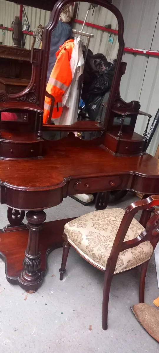Beautiful antique dressing table and chair - Image 1