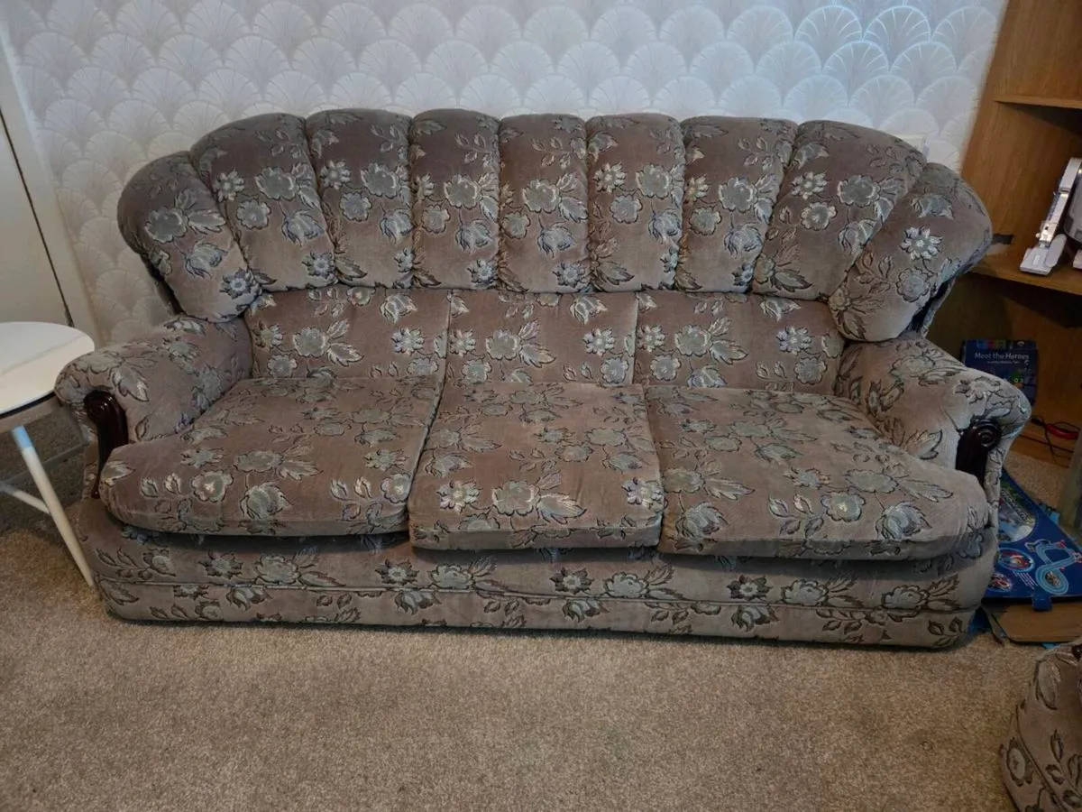 Suite of furniture - Image 1