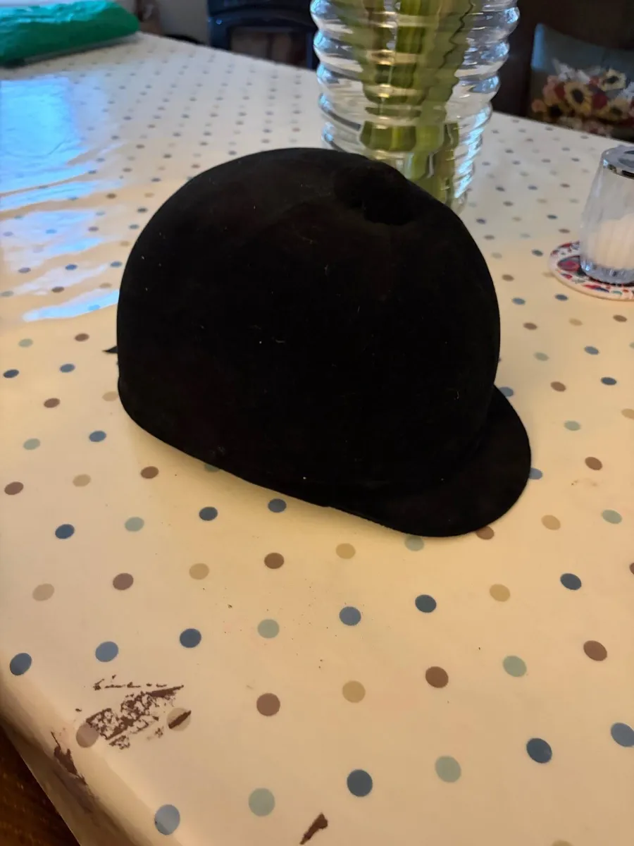 Charles Owen 7 1/8 // 58 riding hat - Image 1