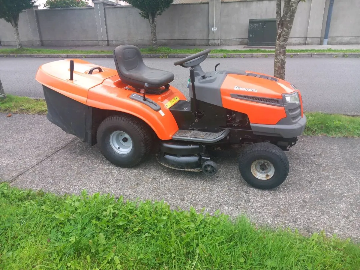 Ride on lawnmower - Image 1