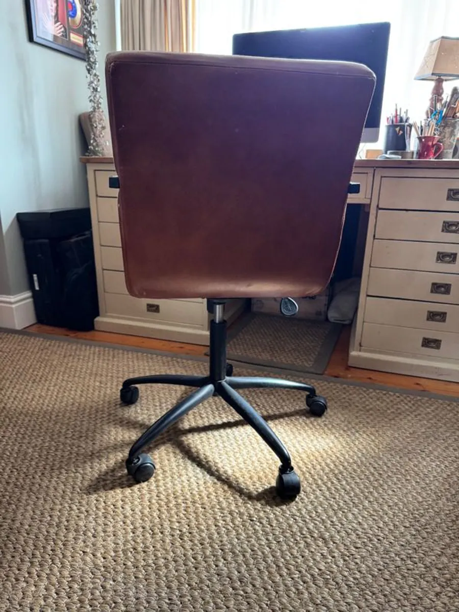 Executive Chair - Image 3
