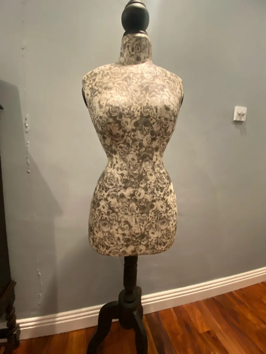 Ladies bust display/mannequin - Image 1