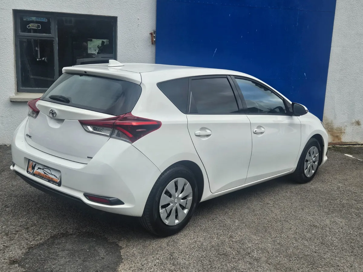 Toyota Auris  van low mileage - Image 2