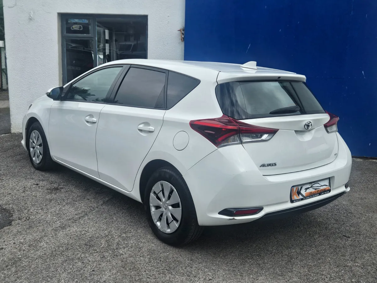 Toyota Auris  van low mileage - Image 4