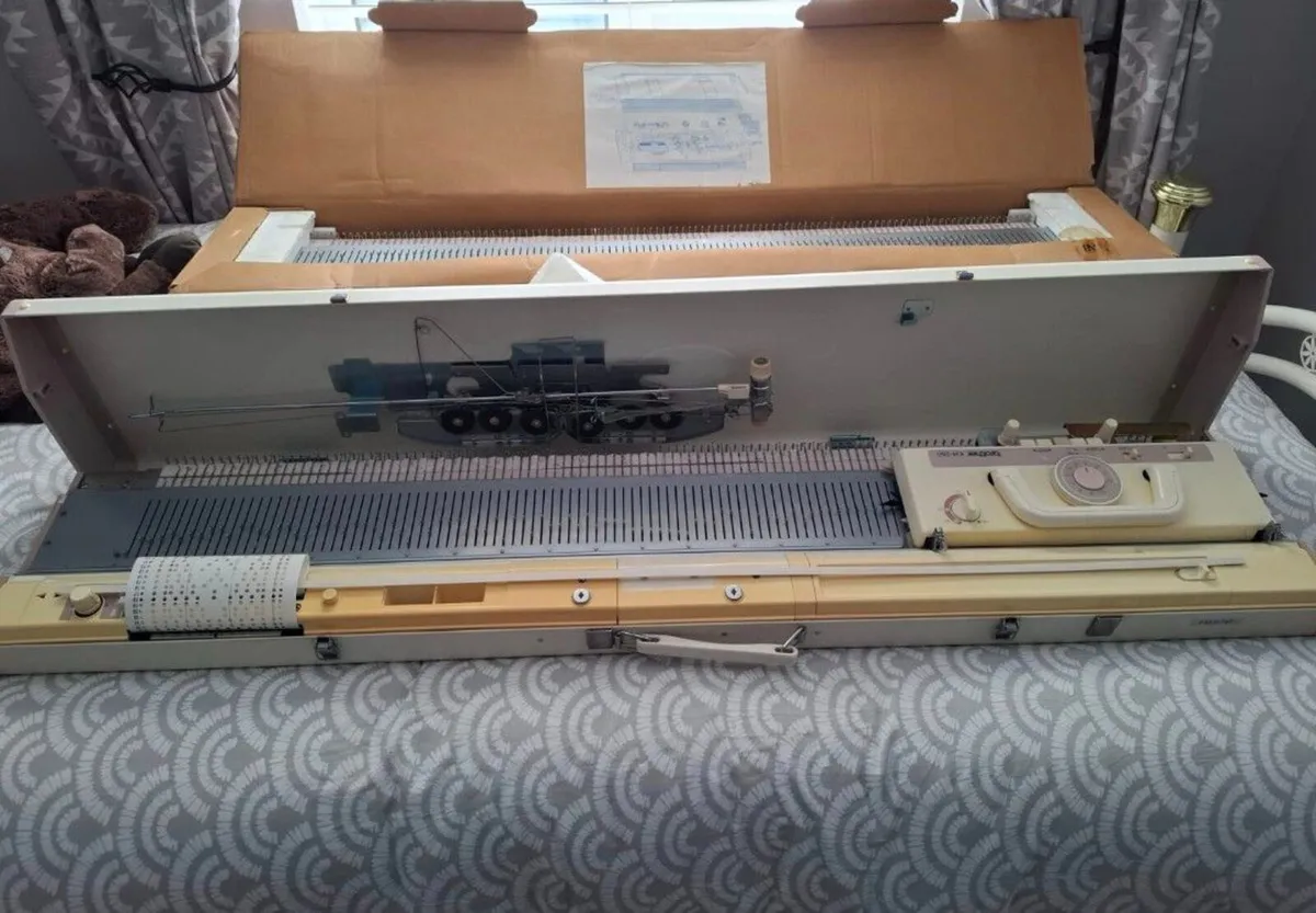 Knitting machine and Ribber - Image 1
