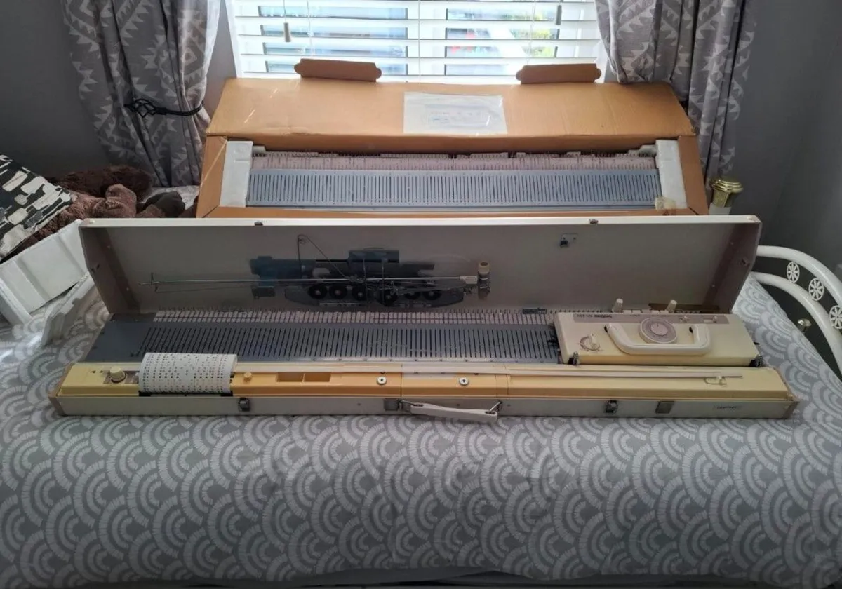 Knitting machine and Ribber - Image 2