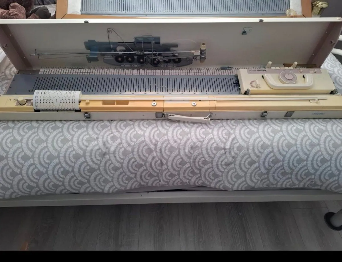 Knitting machine and Ribber - Image 4