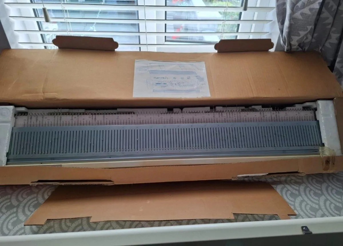 Knitting machine and Ribber - Image 3