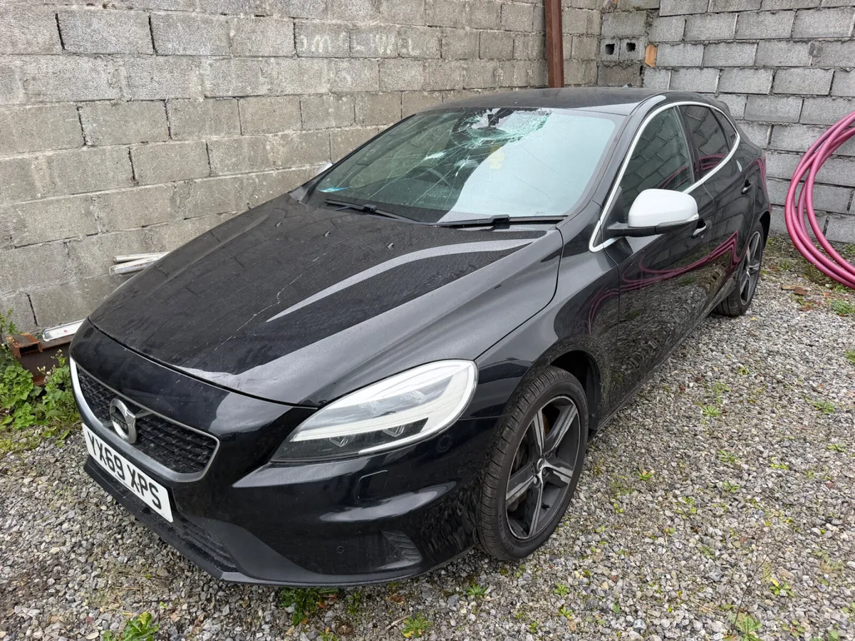 Volvo V40 2019 R -design breaking  for parts - Image 1