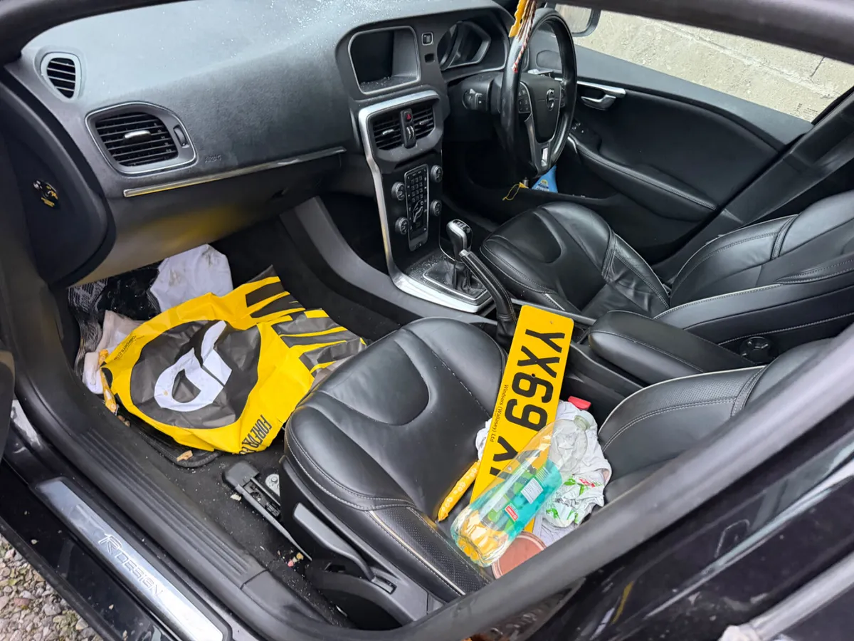 Volvo V40 2019 R -design breaking  for parts - Image 2