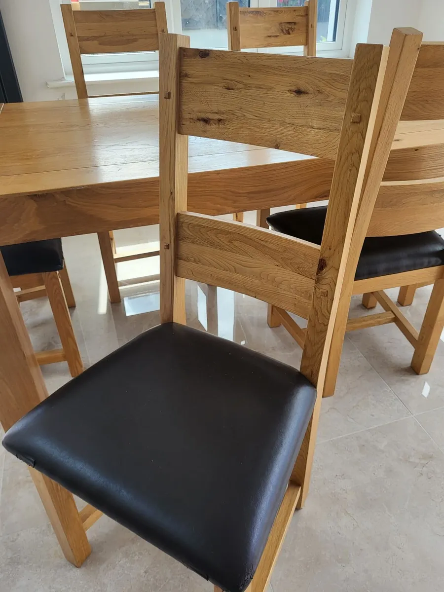 Table and chairs - Image 1