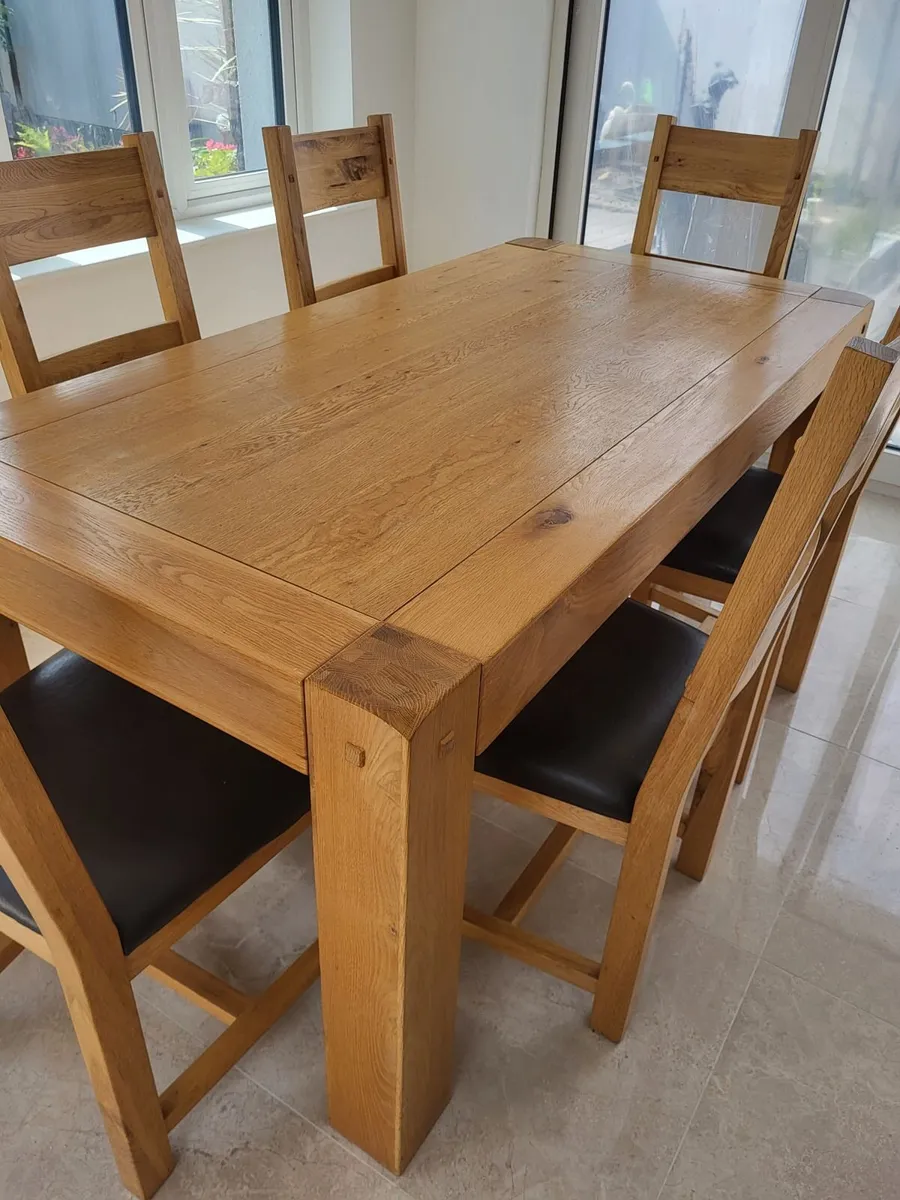 Table and chairs - Image 2