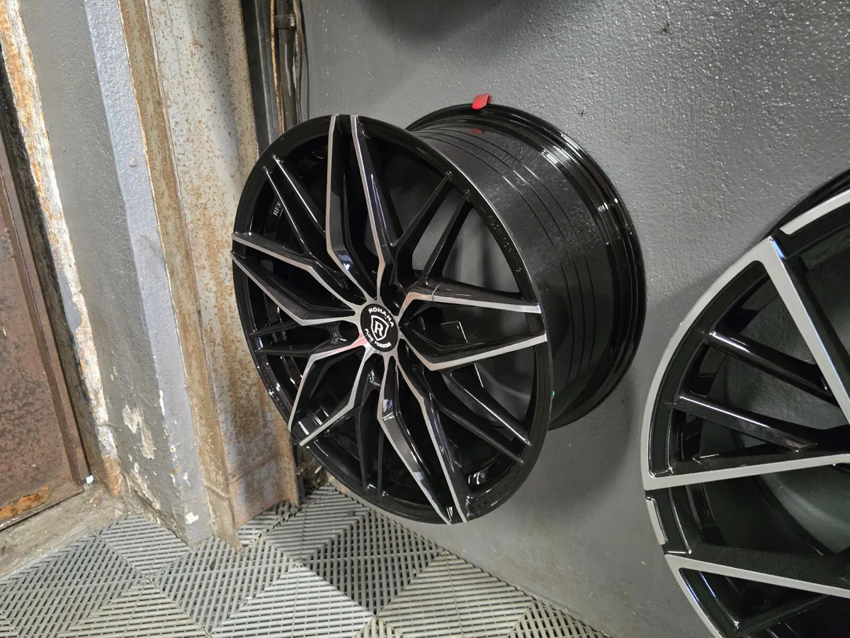 **Special** 19" Rohana RFX17