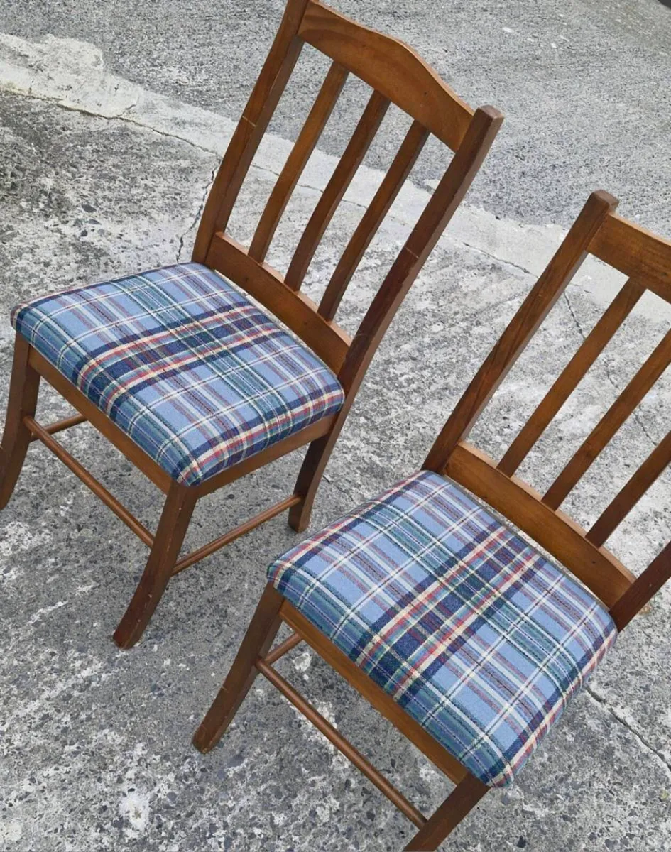 Table & chairs - Image 2