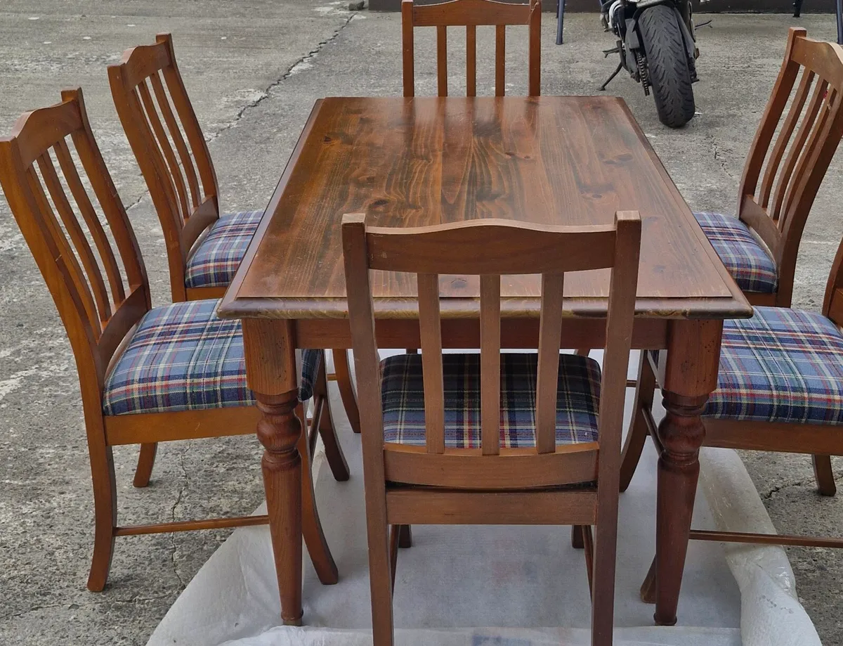 Table & chairs - Image 1