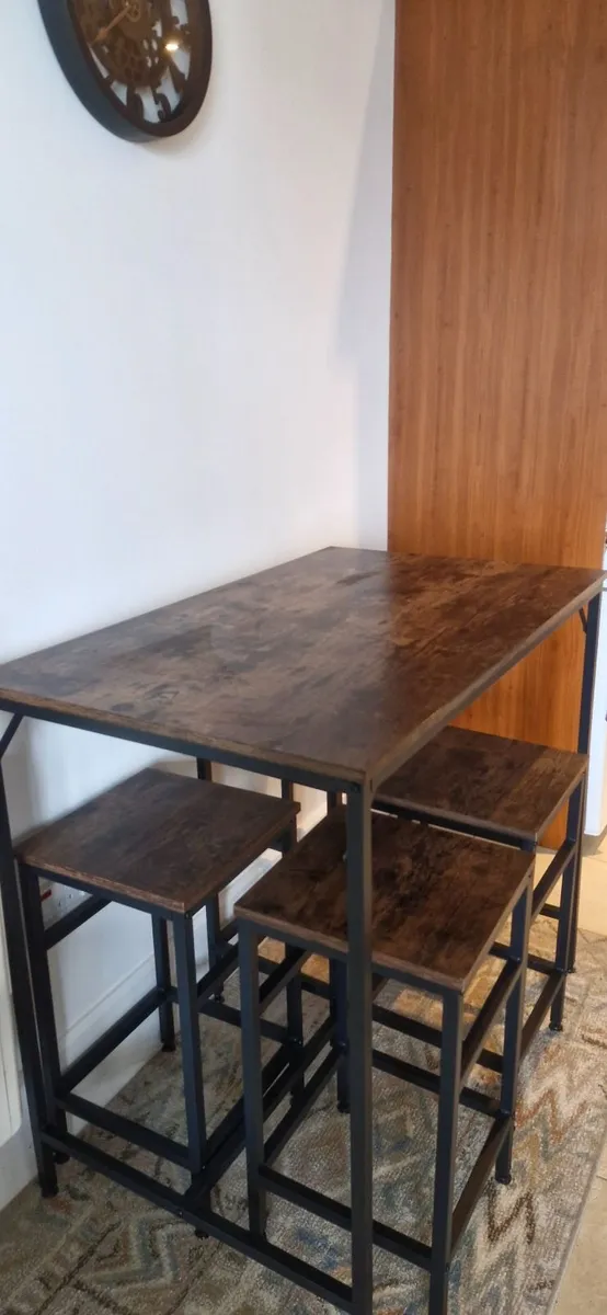 Kitchen table and chairs - Image 1