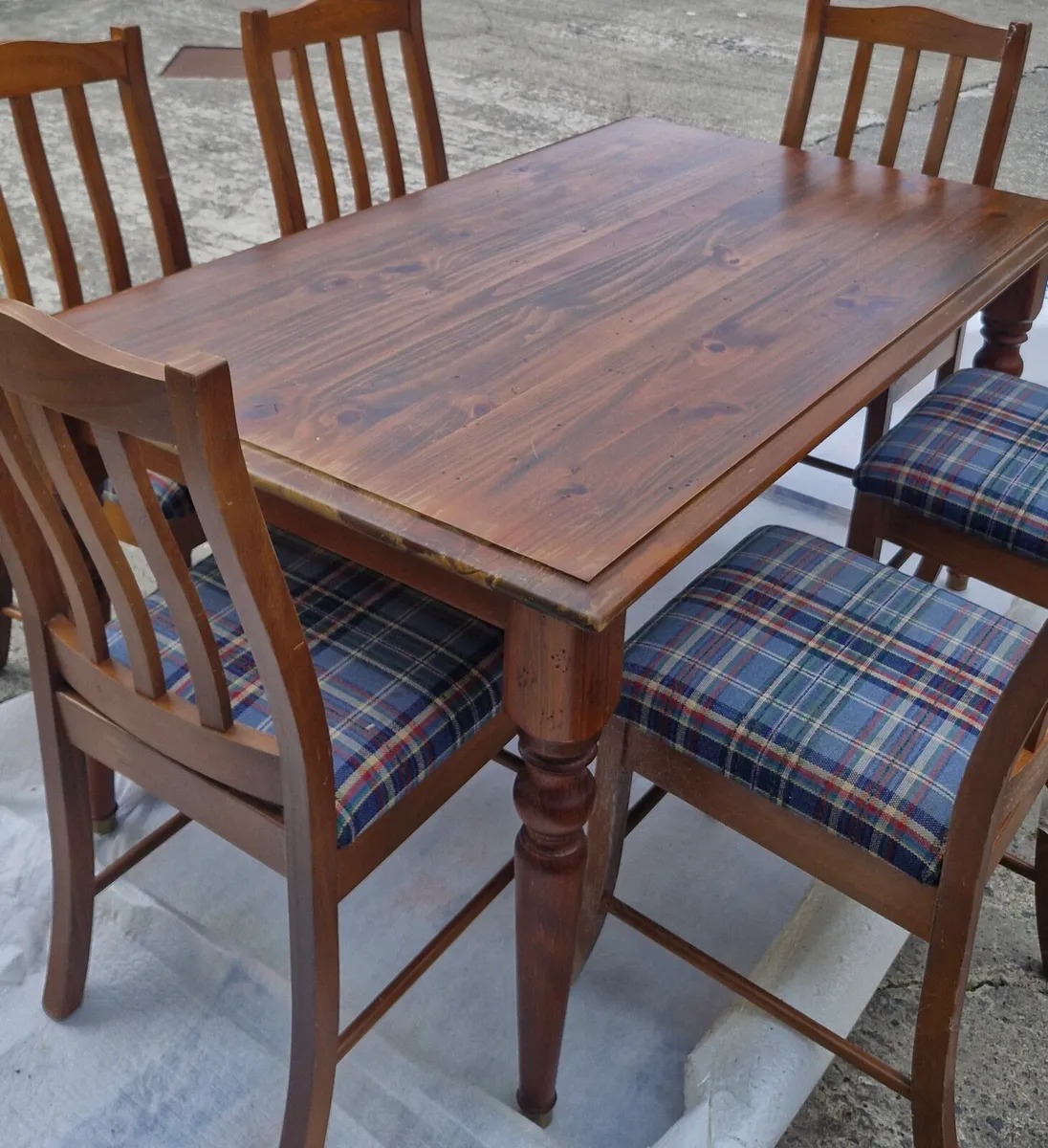 Table & chairs - Image 3