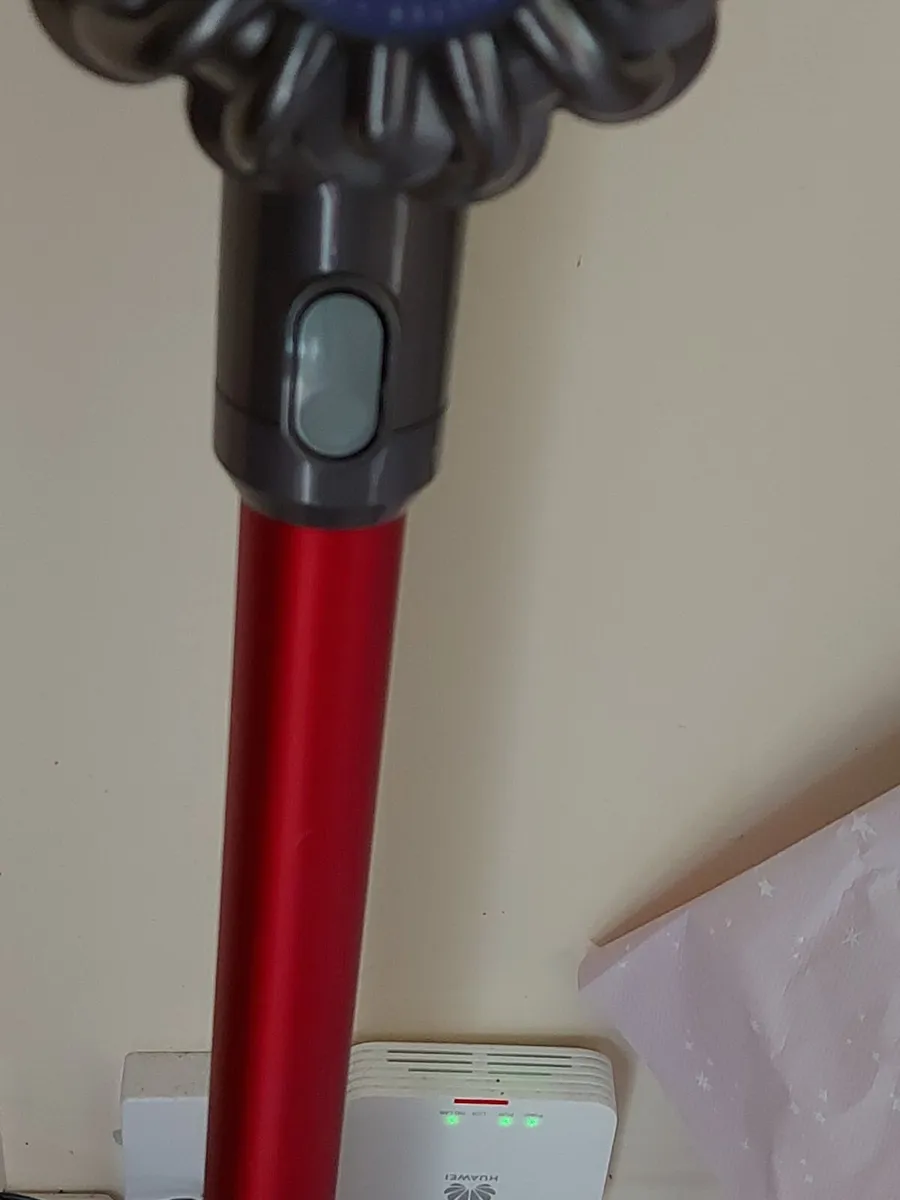 DYSON CYCLONE Vacuum Cleaner, excellent battery - Image 2