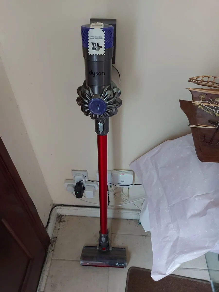 DYSON CYCLONE Vacuum Cleaner, excellent battery - Image 1