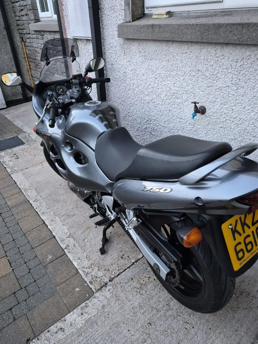 2003 Suzuki  gsx - Image 2