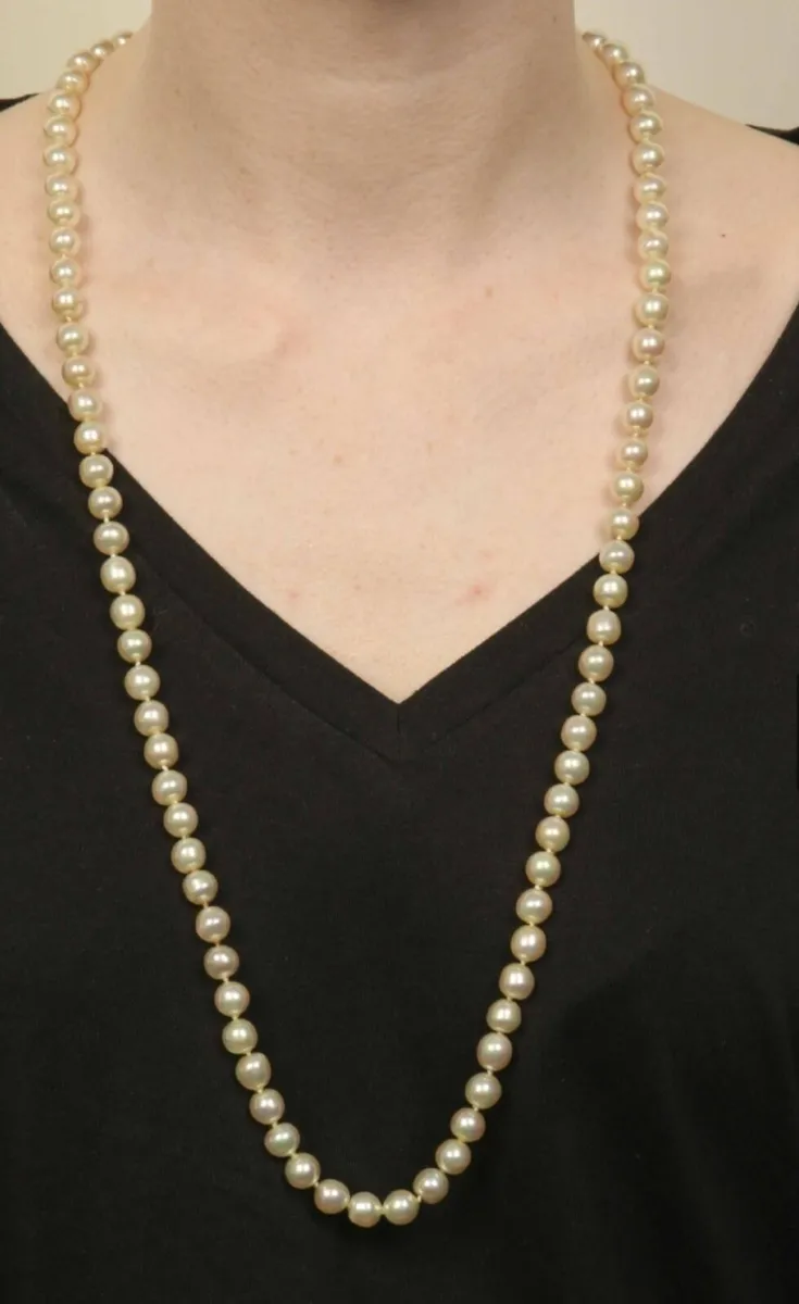 Christian Dior pearl necklace with carry bag - Image 2