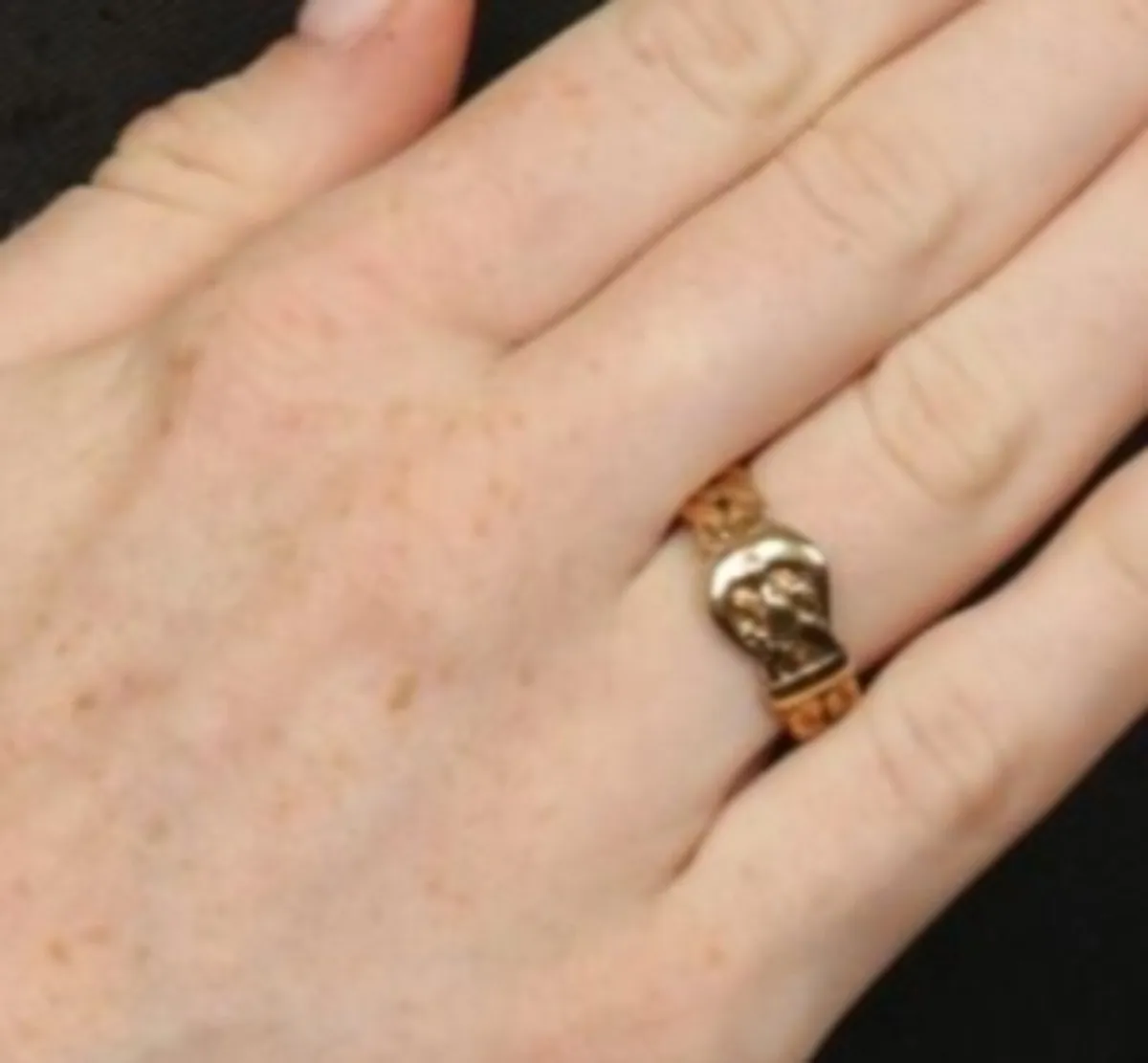 Unisex 9k gold buckle ring - Image 2