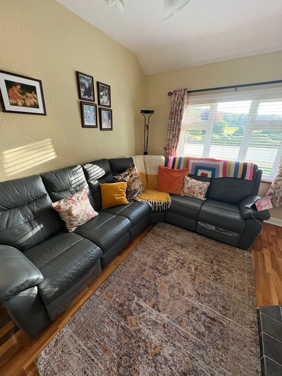 Reclining corner couch - Image 1
