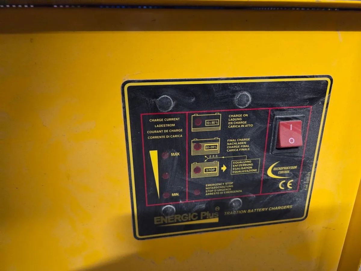Forklift battery charger - Image 3