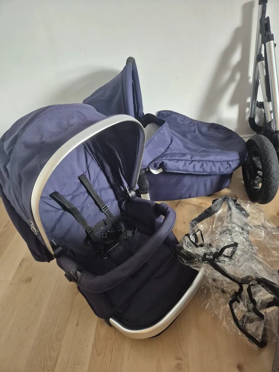 Free to collect Buggy Bundle with car seats - Image 1