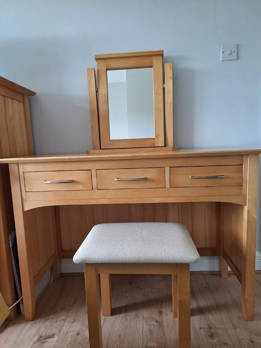 SOLID WOOD BEDROOM FURNITURE - Image 2
