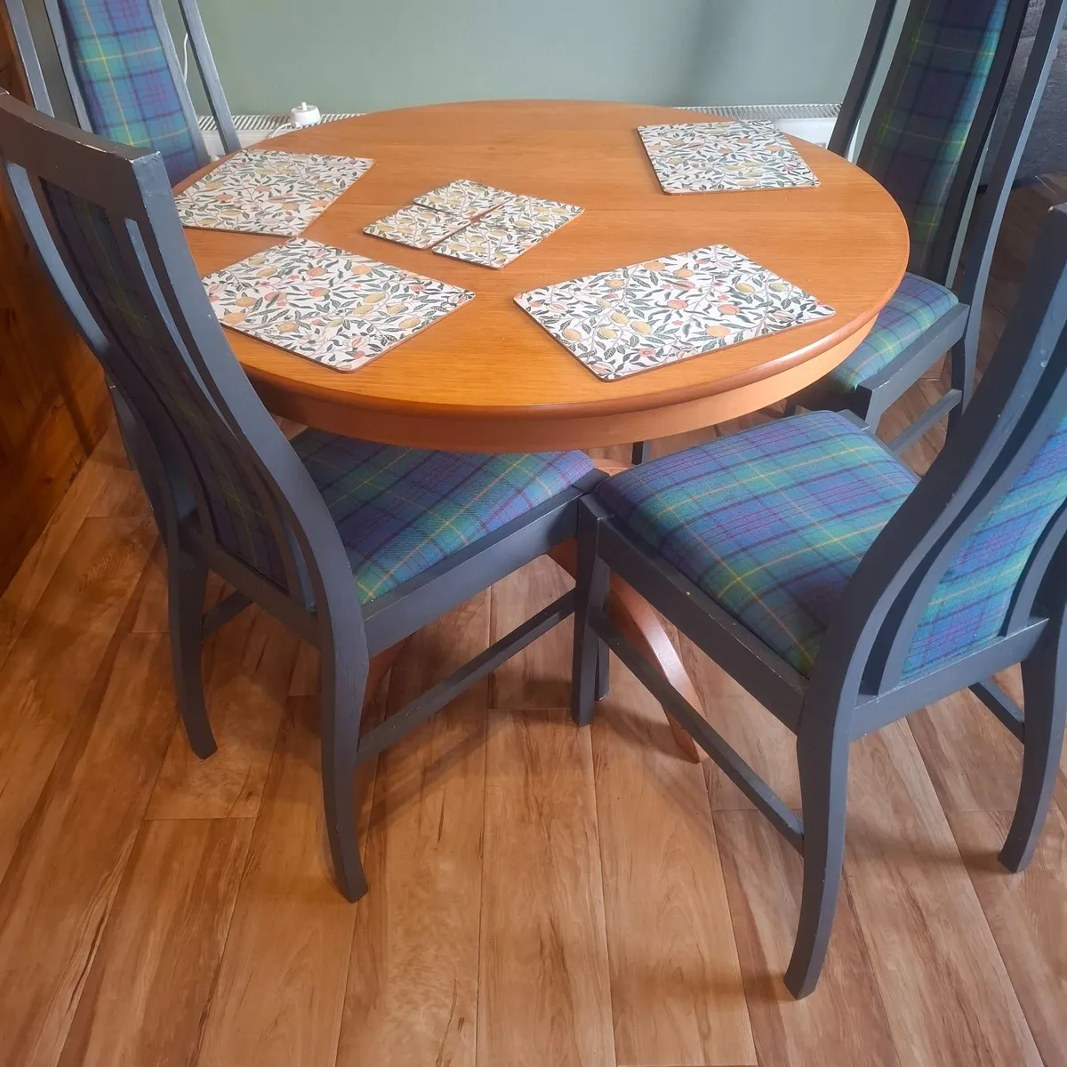 Kitchen table - Image 1